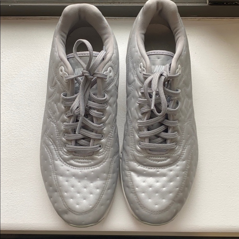Like New! Nike Air Max, silver. Sz 8.5